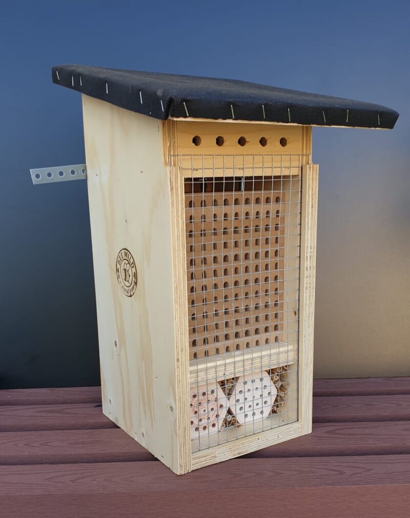 wildbienenhotel Bee Wild XL mit Nistgängen, tonröhren und Schilfröhrchen