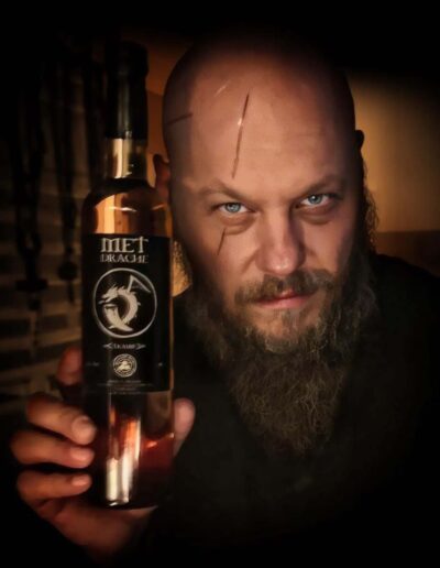 Ragnar mit Flasche Met vom Met Drachen